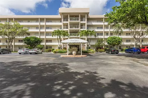 3970 Oaks Clubhouse Dr #407, Pompano Beach, FL 33069