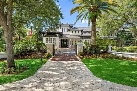 Exterior - 6700 SW 132nd St, Pinecrest, FL 33156 photo 2 of 19