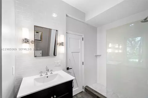 Bath - 6700 SW 132nd St, Pinecrest, FL 33156 photo 12 of 15
