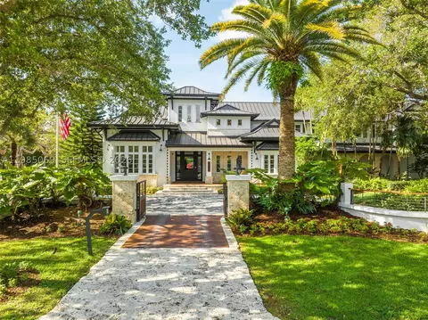Exterior - 6700 SW 132nd St, Pinecrest, FL 33156 photo 15 of 19
