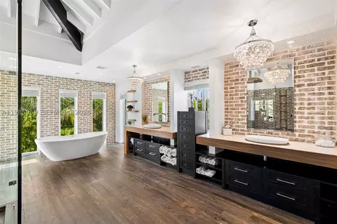 Bath - 6700 SW 132nd St, Pinecrest, FL 33156 photo 5 of 15