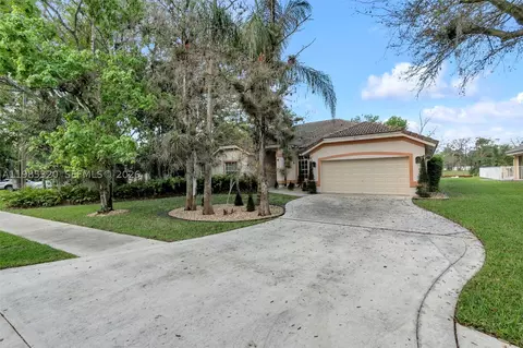 4927 NW 67th Ave, Lauderhill, FL 33319