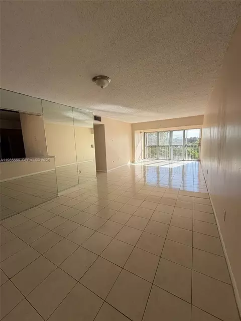 9180 Fontainebleau Blvd #401, Miami, FL 33172