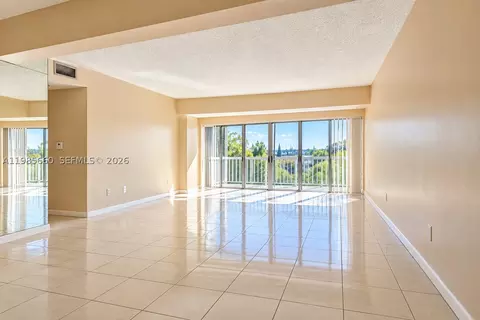 9180 Fontainebleau Blvd #401, Miami, FL 33172