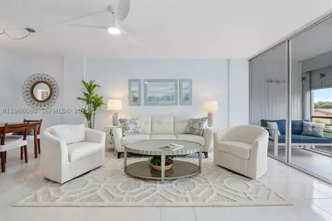 109 Royal Park Dr #2F, Oakland Park, FL 33309
