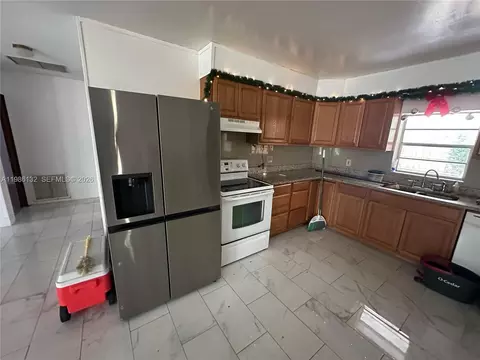 Kitchen - 162 SE 27th Way, Boynton Beach, FL 33435 photo 5 of 5