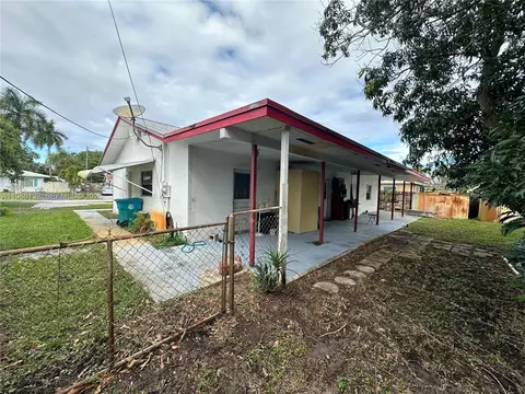 Exterior - 162 SE 27th Way, Boynton Beach, FL 33435 photo 4 of 10