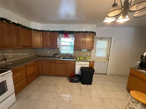 Kitchen - 162 SE 27th Way, Boynton Beach, FL 33435 photo 3 of 5