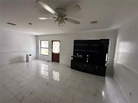 Living - 162 SE 27th Way, Boynton Beach, FL 33435 photo 3 of 7