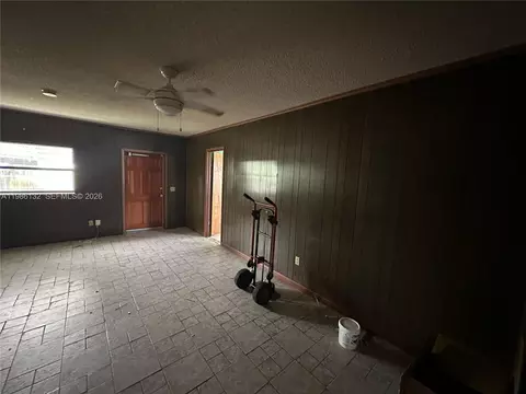 Living - 162 SE 27th Way, Boynton Beach, FL 33435 photo 2 of 7