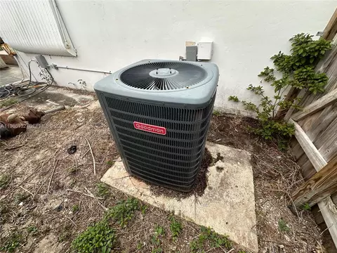 Exterior - 162 SE 27th Way, Boynton Beach, FL 33435 photo 3 of 10