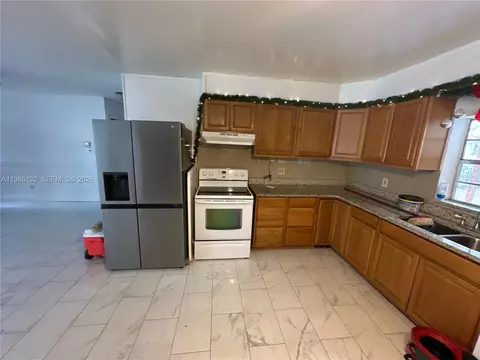 Kitchen - 162 SE 27th Way, Boynton Beach, FL 33435 photo 4 of 5