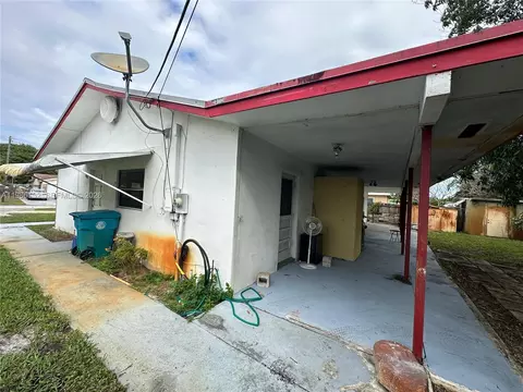 Exterior - 162 SE 27th Way, Boynton Beach, FL 33435 photo 2 of 10