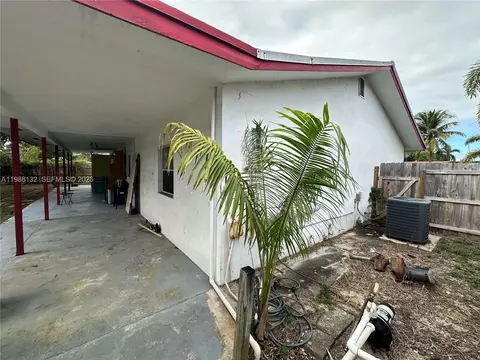 Exterior - 162 SE 27th Way, Boynton Beach, FL 33435 photo 9 of 10