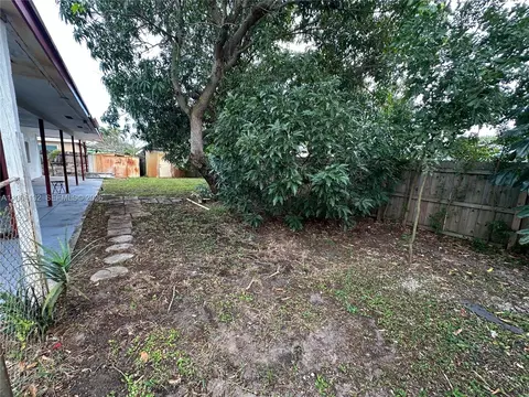 Exterior - 162 SE 27th Way, Boynton Beach, FL 33435 photo 6 of 10