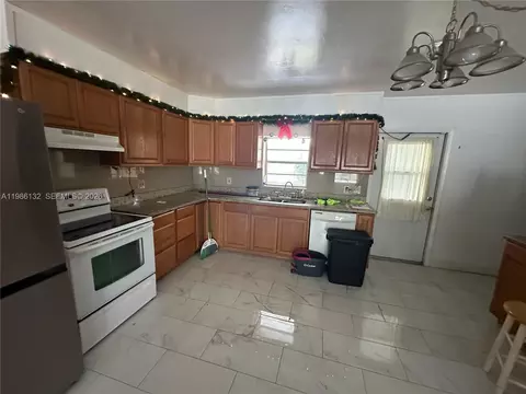 Kitchen - 162 SE 27th Way, Boynton Beach, FL 33435 photo 1 of 5