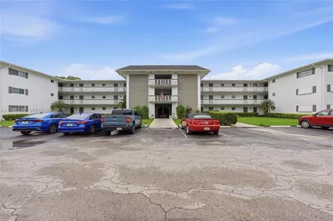 1201 Hillcrest Ct #209, Hollywood, FL 33021