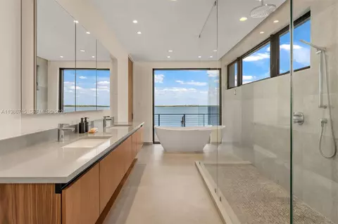 Bath - 21 Stillwright Way, Key Largo, FL 33037 photo 5 of 6