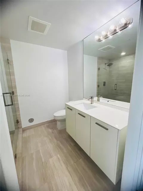 Bath - 1300 Brickell Bay Dr #1606, Miami, FL 33131 photo 2 of 3