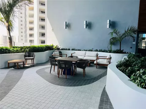 Exterior - 1300 Brickell Bay Dr #1606, Miami, FL 33131 photo 2 of 6