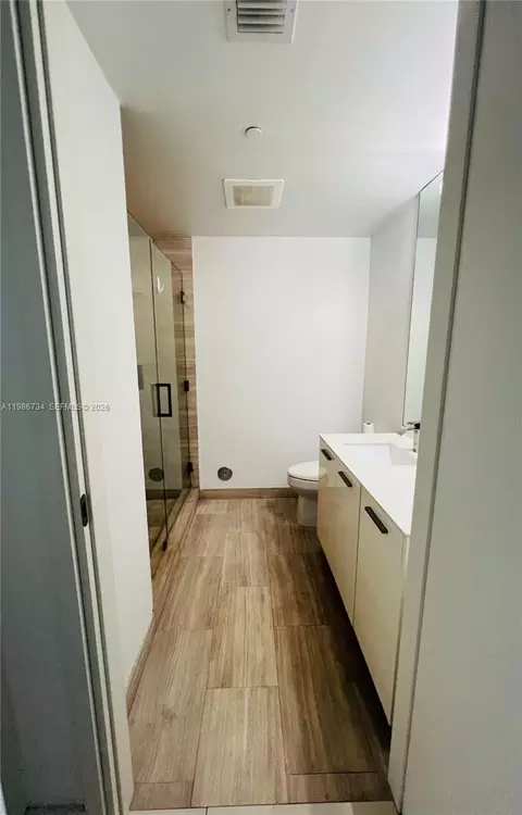 Bath - 1300 Brickell Bay Dr #1606, Miami, FL 33131 photo 1 of 3