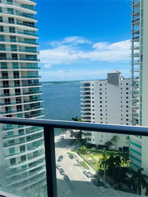 View/Area - 1300 Brickell Bay Dr #1606, Miami, FL 33131 photo 2 of 5