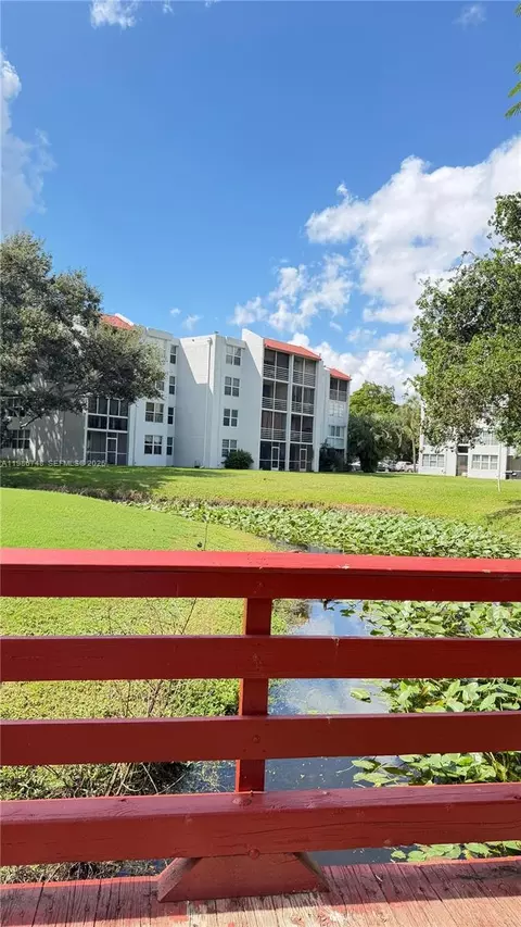 9461 Evergreen Pl #305, Davie, FL 33324