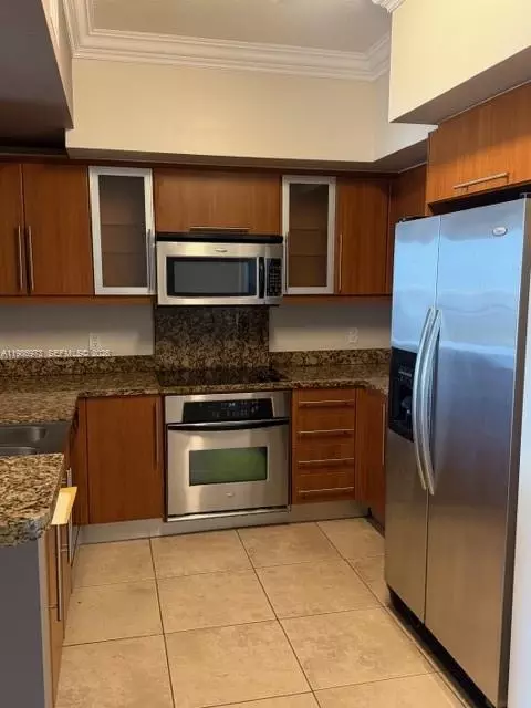 Kitchen - 888 S Douglas Rd #PH11, Coral Gables, FL 33134 photo 4 of 5