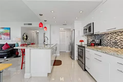 4330 Hillcrest Dr #619, Hollywood, FL 33021