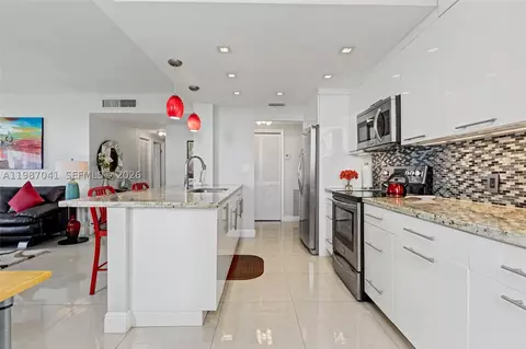 4330 Hillcrest Dr #619, Hollywood, FL 33021