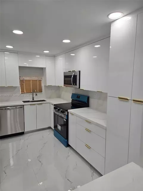 700 S Hollybrook Dr #207, Pembroke Pines, FL 33025