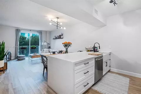 7290 SW 90th St #202, Miami, FL 33156