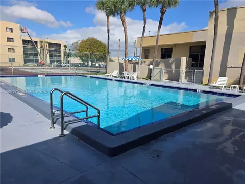 8615 NW 8th St #319, Miami, FL 33126