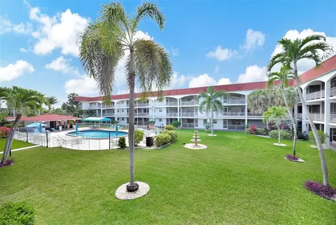 580 Egret Dr #122, Hallandale Beach, FL 33009