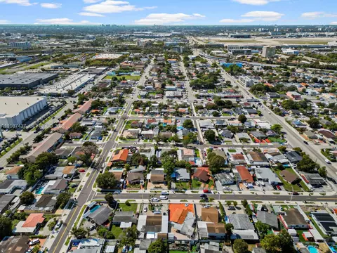 View/Area - 871 SE 5th Pl, Hialeah, FL 33010 photo 6 of 9