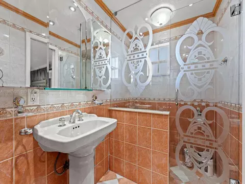 Bath - 871 SE 5th Pl, Hialeah, FL 33010 photo 1 of 4