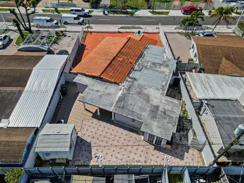 View/Area - 871 SE 5th Pl, Hialeah, FL 33010 photo 4 of 9