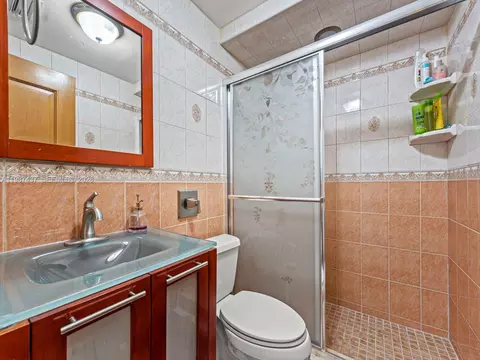 Bath - 871 SE 5th Pl, Hialeah, FL 33010 photo 3 of 4