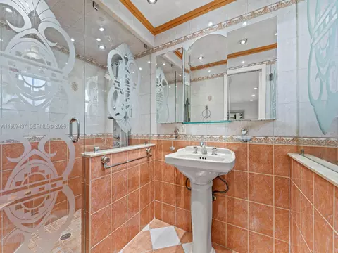 Bath - 871 SE 5th Pl, Hialeah, FL 33010 photo 2 of 4