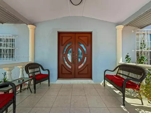Exterior - 871 SE 5th Pl, Hialeah, FL 33010 photo 4 of 7