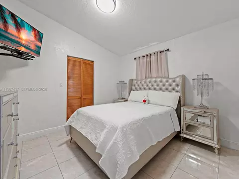 Bedroom - 871 SE 5th Pl, Hialeah, FL 33010 photo 4 of 6