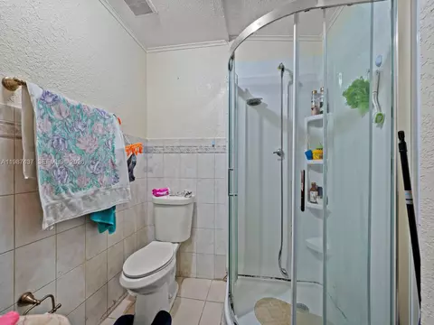 Bath - 871 SE 5th Pl, Hialeah, FL 33010 photo 4 of 4