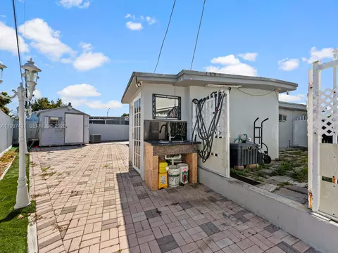 Exterior - 871 SE 5th Pl, Hialeah, FL 33010 photo 6 of 7
