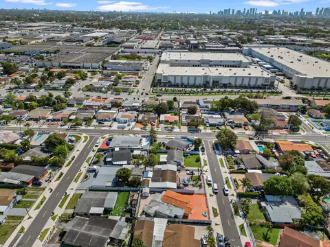 View/Area - 871 SE 5th Pl, Hialeah, FL 33010 photo 5 of 9
