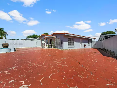 Exterior - 871 SE 5th Pl, Hialeah, FL 33010 photo 2 of 7