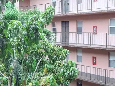 2841 Somerset Dr #305, Lauderdale Lakes, FL 33311