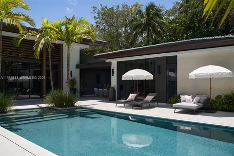 Exterior - 6371 SW 107th St, Pinecrest, FL 33156 photo 6 of 7