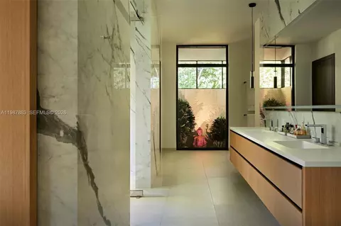 Bath - 6371 SW 107th St, Pinecrest, FL 33156 photo 2 of 8