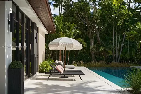Exterior - 6371 SW 107th St, Pinecrest, FL 33156 photo 5 of 7