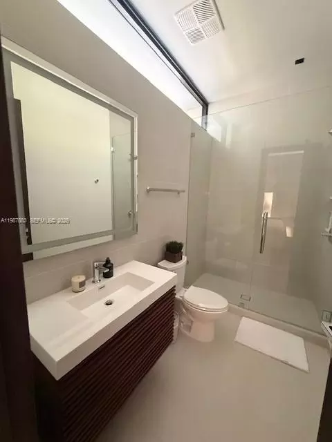 Bath - 6371 SW 107th St, Pinecrest, FL 33156 photo 6 of 8